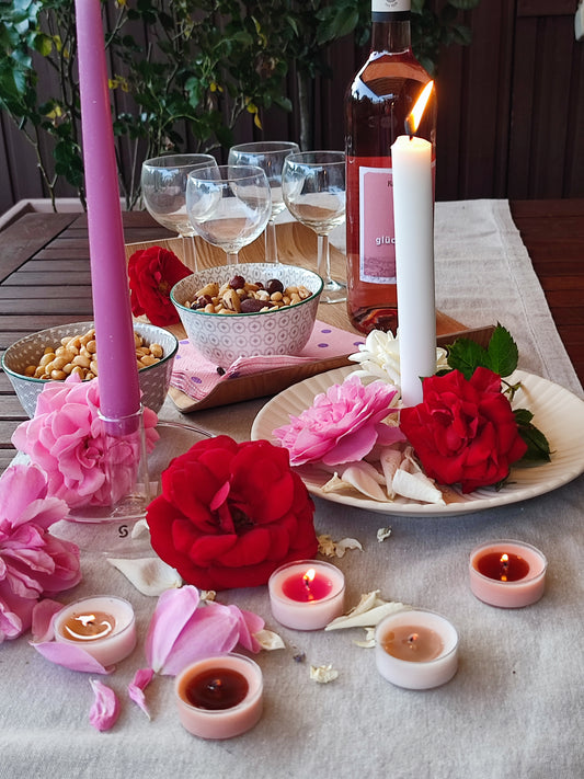 Üppige Tischdeko mit Rosen - wie bei  Rosamunde Pilcher